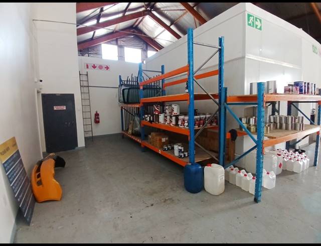 1,100M² WAREHOUSE TO LET IN NORTH END
